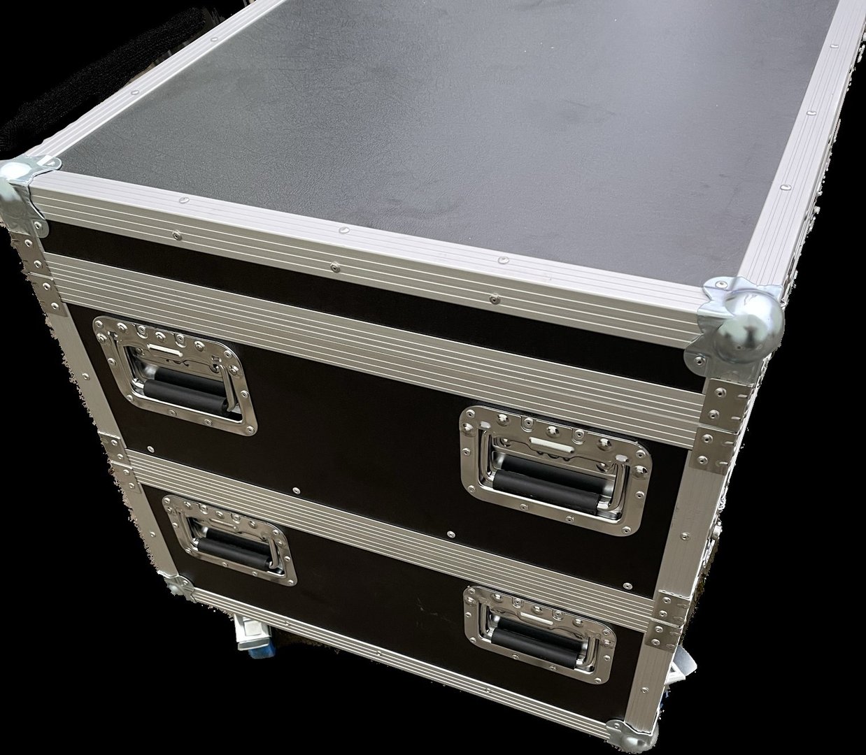 24 Stück Cameo ROOT PAR 6 inkl. IR-Fernbedienung mit Case